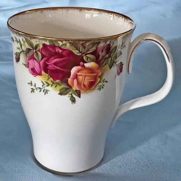 Rare find!  Beautiful Royal Albert Old Country Roses Mug.  Made in England! - Picture 3 of 8